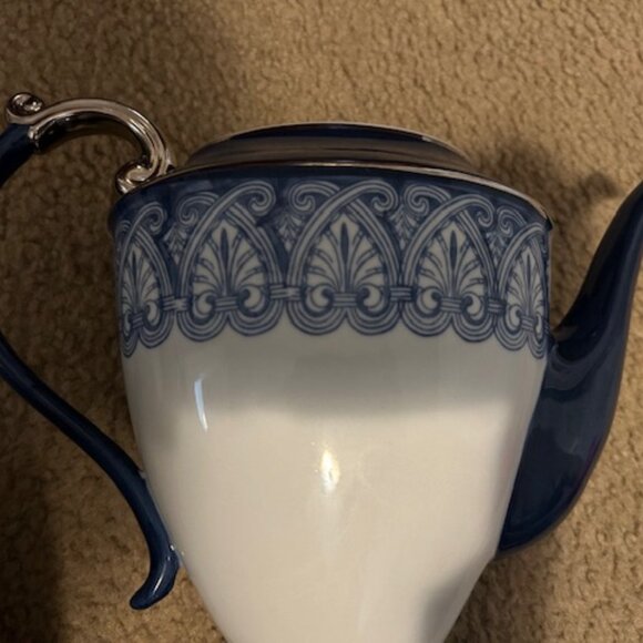 Bombay Company Chinoiserie "ARABESQUE" 12-inch Tall Coffee Pot & Lid Blue/White - Picture 5 of 7